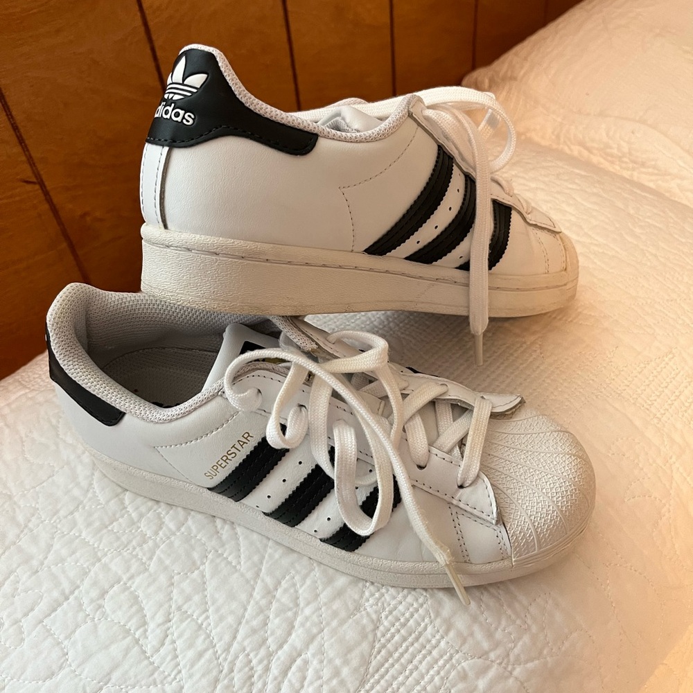 CLASSIC ADIDAS SIZE 5.5 - Picture 5 of 7